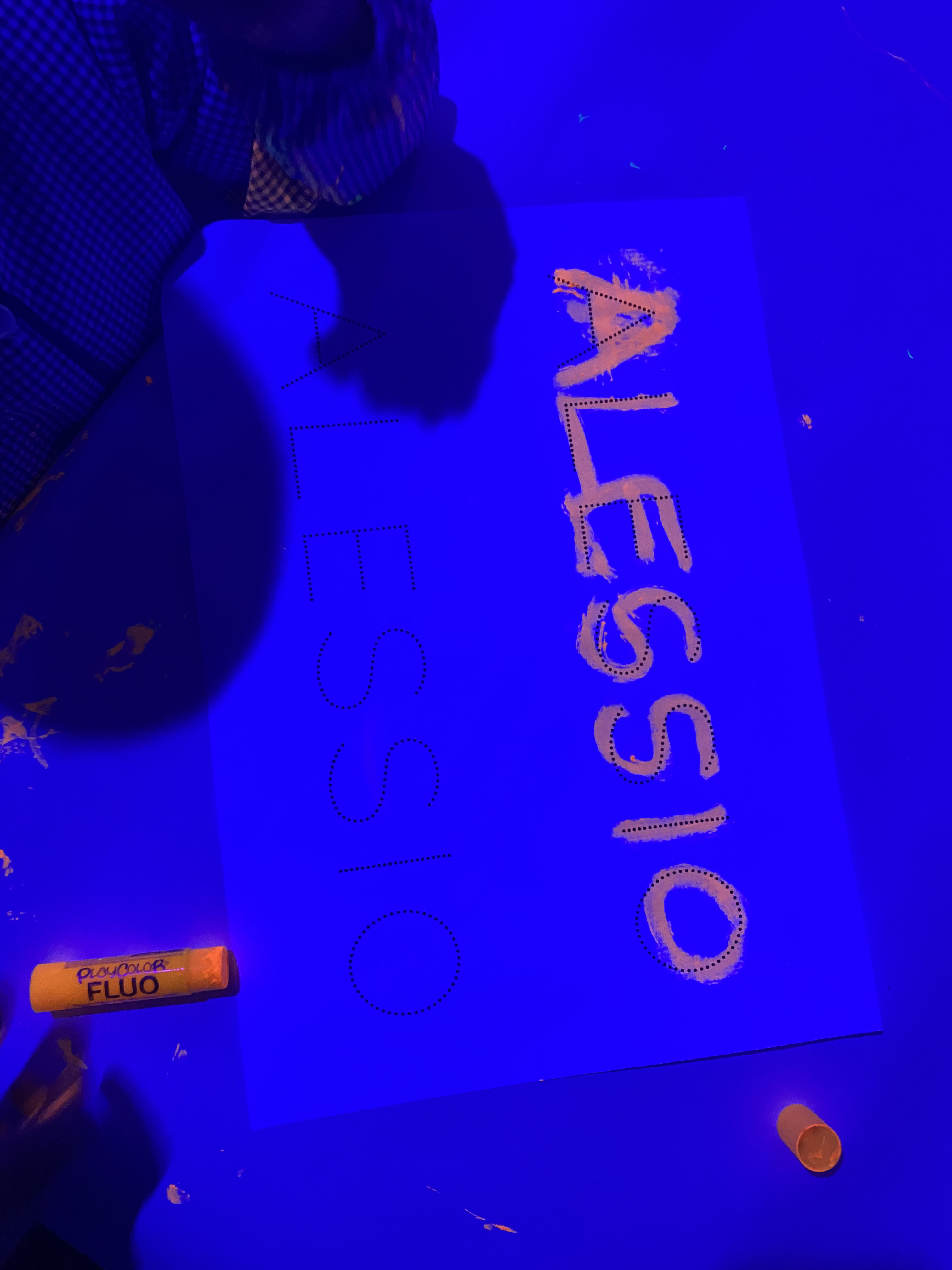 Magia y creatividad bajo la luz negra